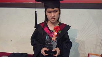 她不怕失明不便跨海求學 成南大首位外籍視障畢業生