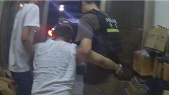 通緝犯忍腰痛縮進紙箱 員警聽聲辨位開箱逮人