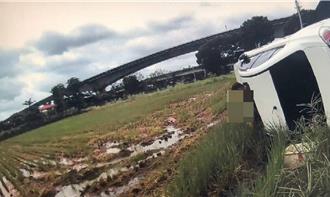 屏東男開註銷車見警加速逃 狂飆自撞翻車飛稻田遭逮