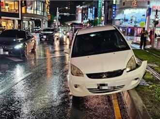 高雄老翁雨天險開進輕軌軌道 車卡緣石1小時啟動接駁