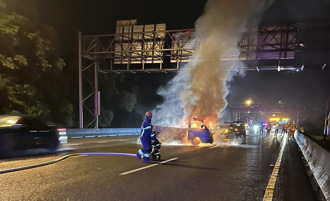 快訊》國三木柵隧道口火燒車 駕駛受困搶救中