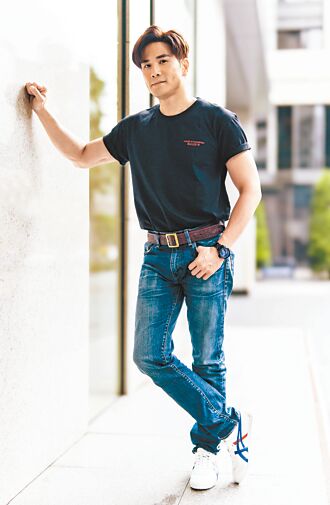 伍允龍謝霆鋒師徒見面就開打