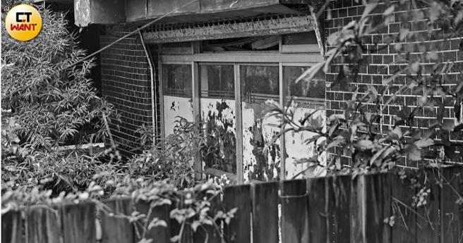 凶宅閒置多年，大片玻璃门被贴起来，庭院杂草长得比人高，气氛阴森被传为鬼屋，还有看屋者自曝未进门已头晕不舒服。（图／摄影李宗明）