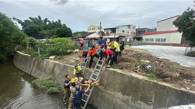 61歲陳姓男子昨日騎車跌落大排，幸好在附近整理環境的員警及時發現，通報消防局將他救出。（讀者提供／張毓翎台南傳真）