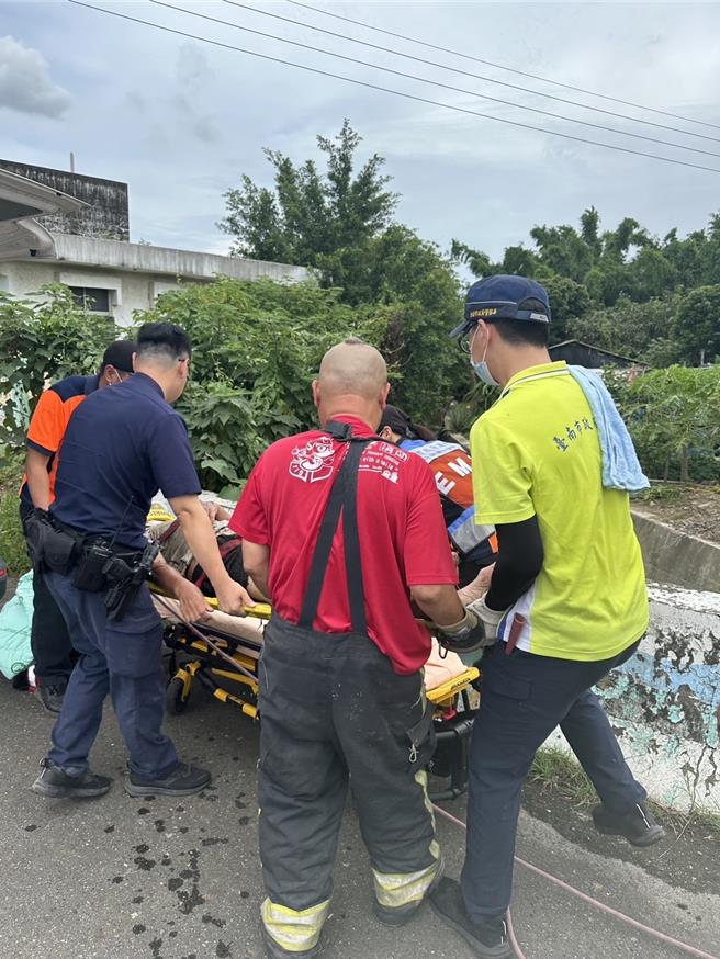 陳男頭部、手腳多處受傷流血，被送往柳營奇美醫院救治。（讀者提供／張毓翎台南傳真）