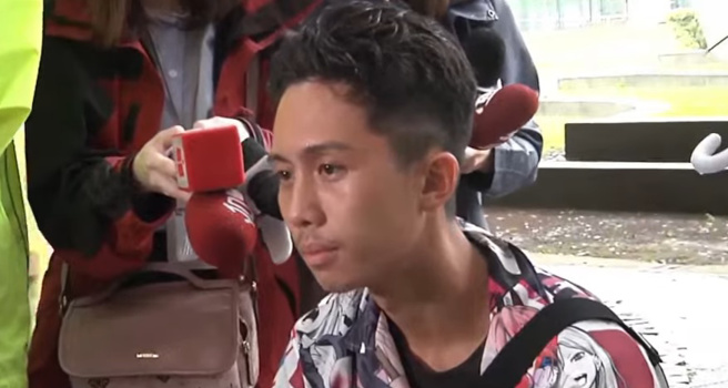 孙安佐不满父亲孙鹏暗地里做偷鸡摸狗的事。（图／中时新闻网YT）