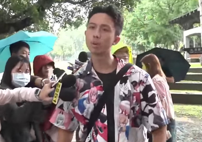 孙安佐对着镜头念起动漫日文台词，精神状态令人担忧。（图／中时新闻网 YT）