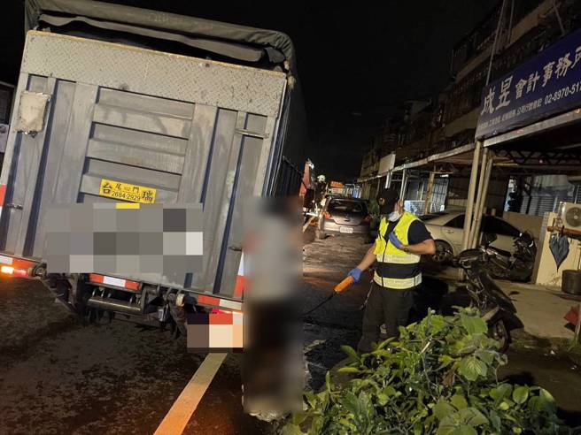 黃女疑似操作不慎，頭部遭貨車的升降尾門夾住。( 葉庭欣/翻攝 )