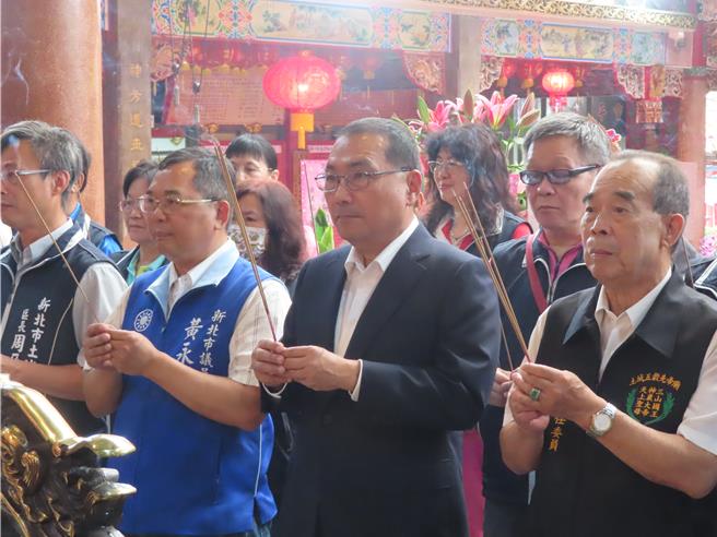 新北市长侯友宜受访回应，端午节快到了，他写的贺卡非常清楚，做人要「粽情粽意」，才能够建立更深的友谊桥梁。（陈慰慈摄）