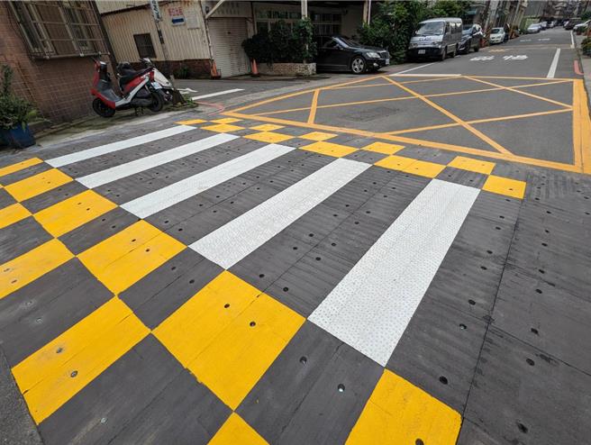 桃園試辦組合式減速平台，1天就能組裝完畢，且平均降速達3成，外縣市也來取經，可望將桃園經驗推廣到全台。(交通局提供／蔡依珍桃園傳真)