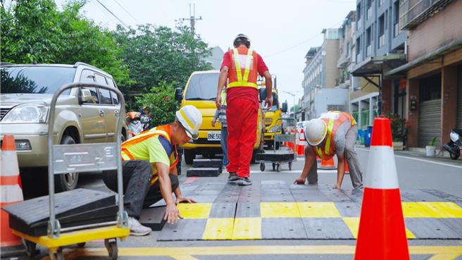 桃園試辦組合式減速平台，1天就能組裝完畢，且平均降速達3成，外縣市也來取經，可望將桃園經驗推廣到全台。(交通局提供／蔡依珍桃園傳真)