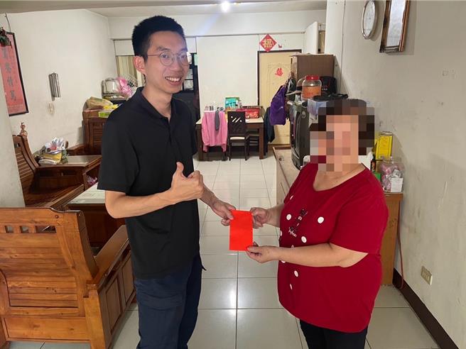 海山分局文圣派出所副所长洪哲民代表派出所致赠杨妇端节慰问金。（海山分局提供）