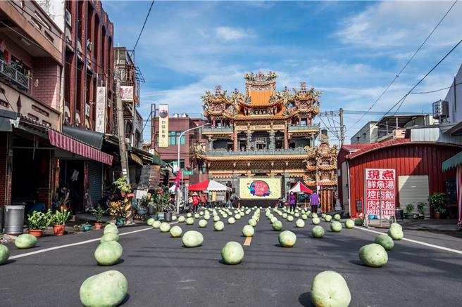 屏东县佳冬乡端午立西瓜，今年扩大举办，总数创下新纪录。（佳冬乡公所提供／罗琦文屏东传真）