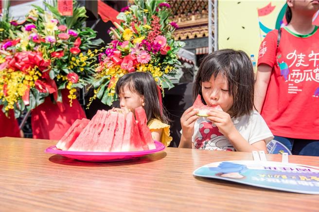 佳冬乡除了端午立西瓜，还有西瓜大胃王趣味竞赛。（佳冬乡公所提供／罗琦文屏东传真）