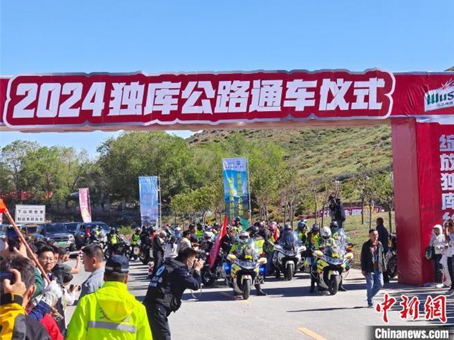 风景如画、受到自驾游爱好者喜爱的新疆独库公路从1日起启动今年开放。（中新网）