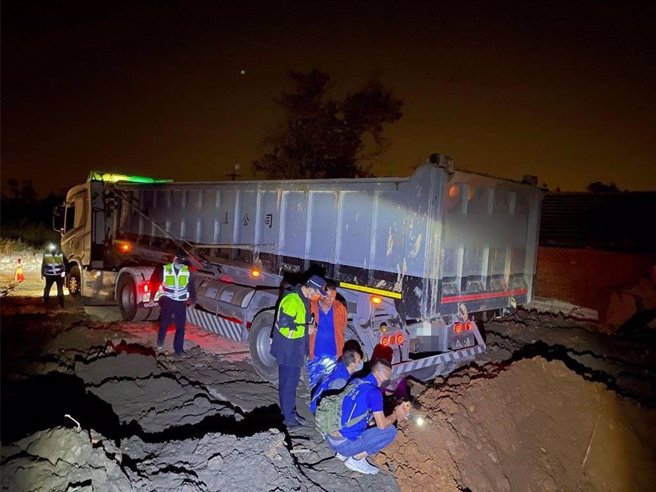 雲林縣警局員警配合環保局查緝濫倒廢棄土車輛。（本報資料照片）
