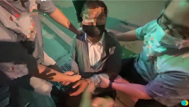 警方逮捕郑姓车手。（三峡警分局提供）