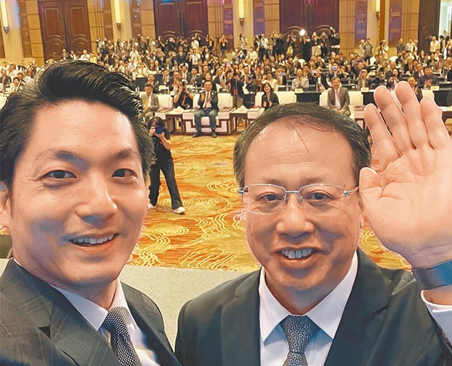 台北市長蔣萬安（左）去年參加雙城論壇，與上海市長龔正（右）合影。（台北市政府提供／劉彥宜台北傳真）
