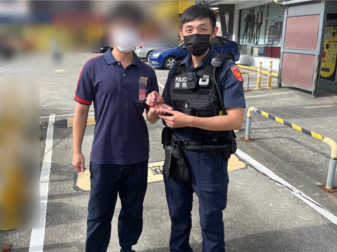 台南市警方1日下午找到胡男（左）遗失的婚戒，他开心与警员合影。（读者提供／程炳璋台南传真）