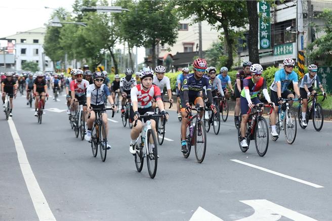 南投县第12届「2024永不放弃一骑来发财紫南宫环县极限挑战99.9K」自行车活动，2日上午6时在竹山消防署训练中心第一停车场盛大登场，今年来自各地3093名车友参赛。（南投县政府提供／张妍溱南投传真）