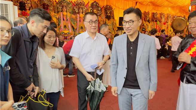 立法院副院長江啓臣、台北市副市長李四川受邀至先嗇宮擔任神農祀酒御宴的進燕官，為神明獻上菜餚。（呂健豪攝）