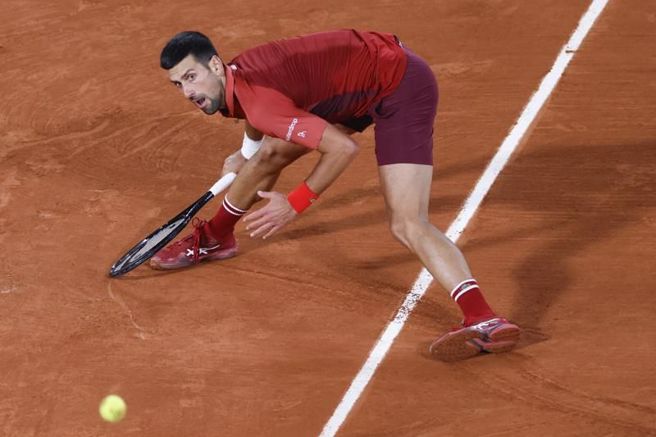 球王喬柯維奇挑燈夜戰。（美聯社）