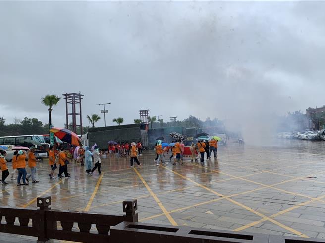 台南市北門區南鯤鯓代天府逢進香期，2日一早卻遇到強降雨，香客冒雨進香。（台南市政府水利局提供／張毓翎台南傳真）