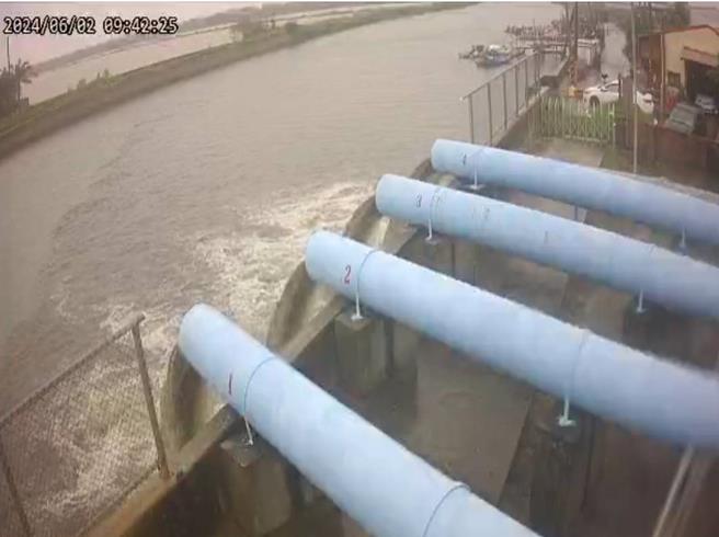 南鯤鯓代天府廟前廣場出現積水，經啟動抽水機後，水立即排出去，總抽水量1.3萬噸。（台南市政府水利局提供／張毓翎台南傳真）