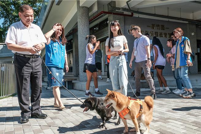 新竹縣動物保護教育園區推出「浪愛回家醫把罩」計畫，民眾認養園區內犬貓每隻最高補助3000元。（羅浚濱攝）