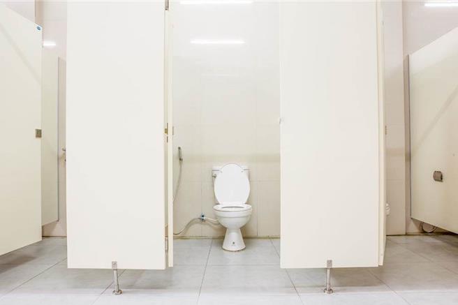 北市知名高中被爆出，體育班籃球隊男同學長期偷拍女生上廁所長達3年，受害者不計其數，事件直至去年才被揭露，家長不滿校方態度消極。（示意圖:shutterstock/達志）