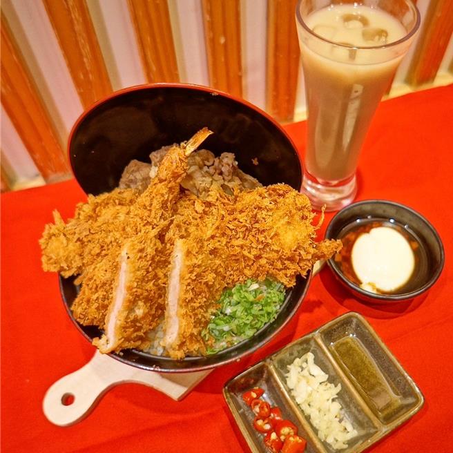 吉豚屋期间限定「相扑全席丼」，399元。（吉豚屋提供／朱世凯台北传真）