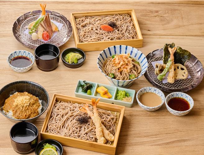 金子半之助推出「荞麦麵系列」，标榜冷热沾酱一次满足，售价299元起。（金子半之助提供／朱世凯台北传真）