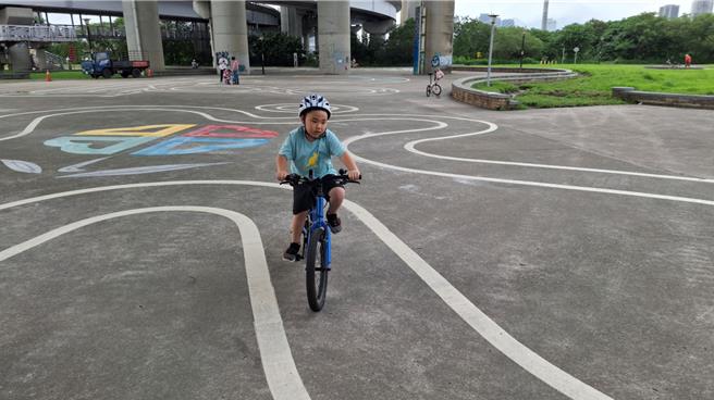 新北市高滩处与财团法人自行车新文化基金会于华江自行车教育园区合作规画增设3处供孩童使用的自行车练习场，5月底已完工启用。（新北市高滩处提供）