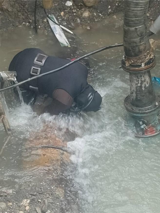 岡山昨晚道路出現塌陷，導致一名婦人騎車經過摔車受傷送醫，台水人員緊急前往修復，在漏水管線中冒水搶修。（翻攝畫面／任義宇高雄傳真）