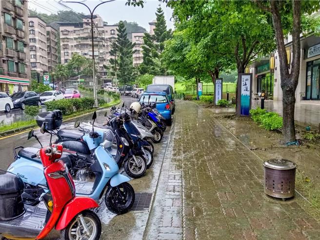 2021年有民眾在安樂區樂利二街的人行道滑倒受傷，認為基隆市府未盡道路管理維護責任，向法院訴請國家賠償，日前初審宣判基市府應賠106萬餘元，市府將提上訴。（張志康攝）