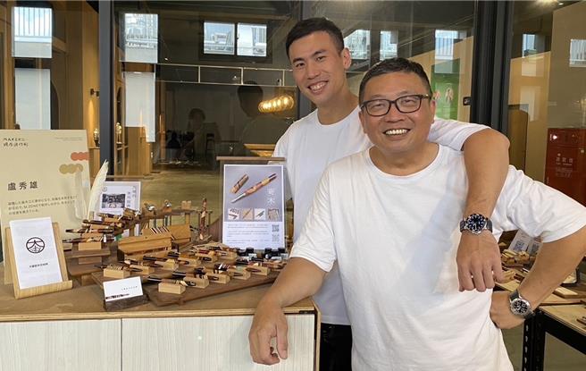 在pinway青创基地开设「大雄的手作世界」工作室的卢秀雄（前）、卢柏宇（后）父子传承日本寄木拼贴工艺，以此为乐。（高雄市政府青年局提供）