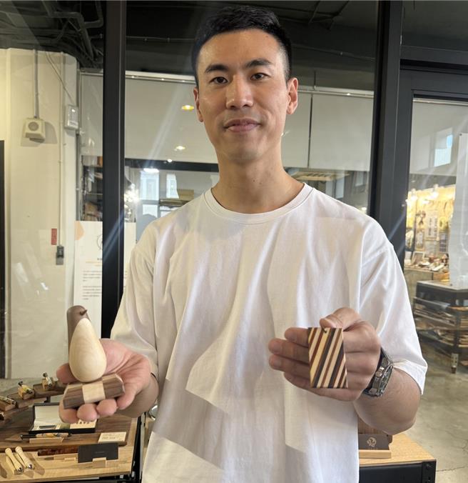 卢柏宇创意发想，研发寄木摇摆企鹅、寄木悠游卡的疗癒小物，相当热卖。（高雄市政府青年局提供）