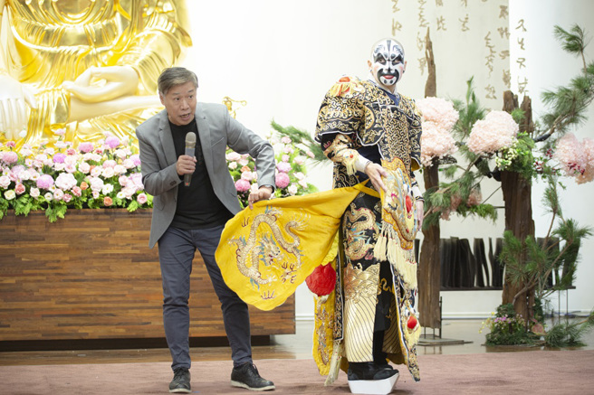 京劇大師朱陸豪老師助陣，他介紹京劇每一配件的名稱及功用。(圖/佛光山惠中寺提供)