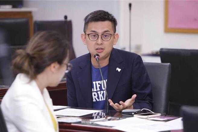 大陆国防部长董军2日在香格里拉声称，谁胆敢把台湾从中国分裂出去，必将粉身碎骨、自取灭亡。民进党发言人卓冠廷呼吁，中国别做一再无理谩骂、扬言制造麻烦的「极权巨婴」。（卓冠廷提供）