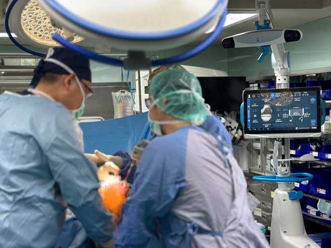 透過ROSA機械手臂的導航系統，能讓人工膝關節置換手術更加精準。（圖／景美醫院提供）