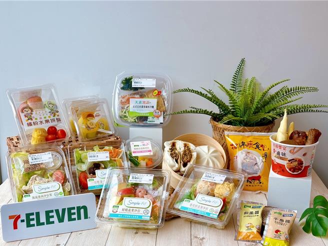 7-11推夏日蔬食新品包括「烤雞藜麥毛豆輕蔬餐盒」、自有品牌「天素地蔬」的「日式豆皮蕎麥風味冷麵」等。（7-11提供／朱世凱台北傳真）