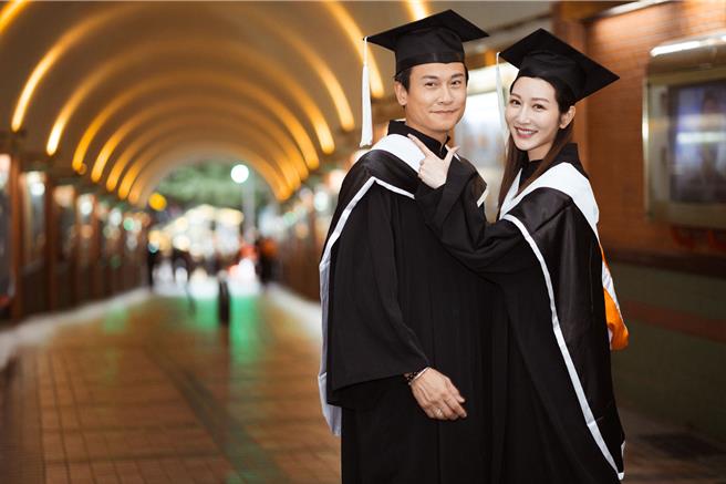 王振復、曾莞婷參加世新畢業典禮。（世新大學提供）