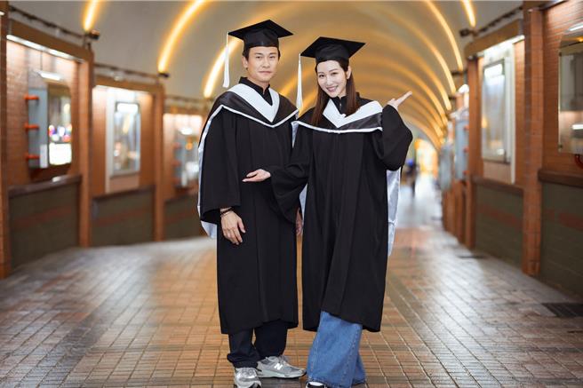 王振復、曾莞婷開心參加世新畢業典禮。（世新大學提供）