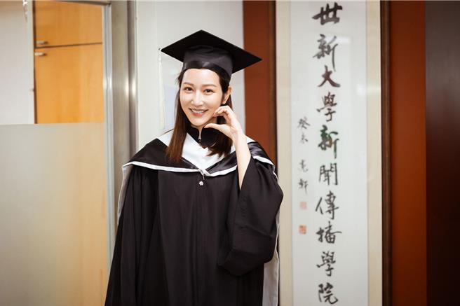 曾莞婷參加世新畢業典禮。（世新大學提供）