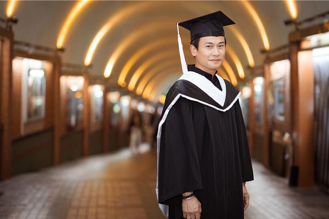 王振復參加世新畢業典禮。（世新大學提供）