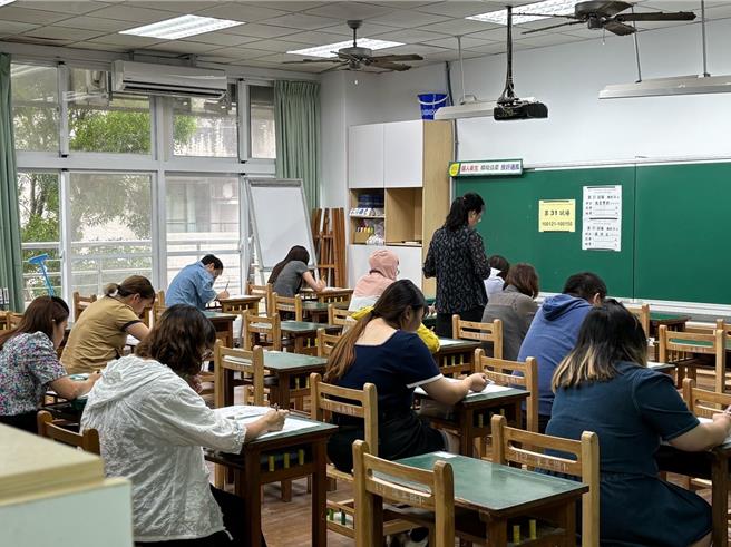 基隆市2日举行教师甄选初选的笔试，受多县市甄选日期撞期影响，到考率仅有65％。（基隆市政府提供／张志康基隆传真）