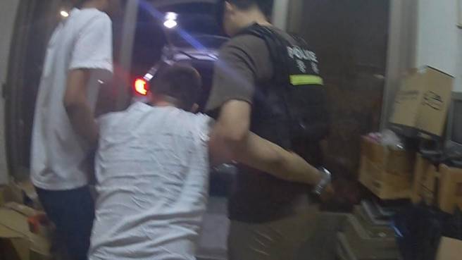 当警员透过玻璃门观察时，正巧与林男对上眼，林男慌忙熄灯躲藏，仍躲避不了警方的眼睛，最终还是难逃法网。（翻摄画面）