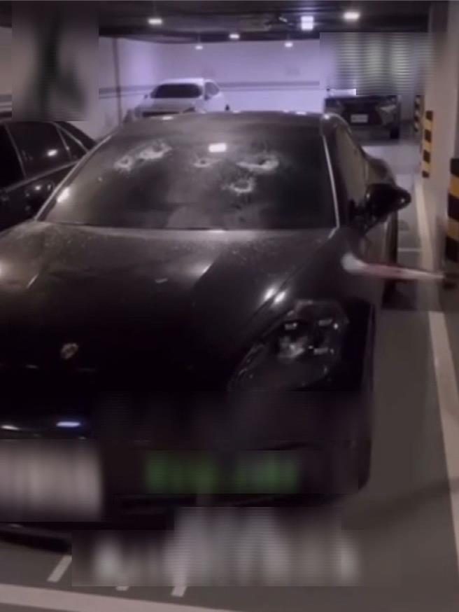停放在大樓地下室的千萬保時捷遭惡煞闖入砸毀，原來是保時捷車主與3名砸車友人口角的洩憤行為，車主低調不願提告，警方仍依毀損罪嫌將3人移送偵辦。（翻攝自「黑豪家族」平台／任義宇高雄傳真）