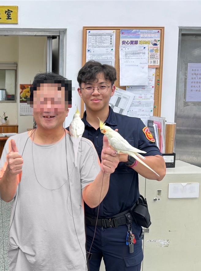玄凤鹦鹉「美美」不慎飞失主人急哭，所幸聪明的「美美」主动停到路人肩膀上到派出所报案，成功让「美美」与饲主团圆。（警方提供／任义宇高雄传真）