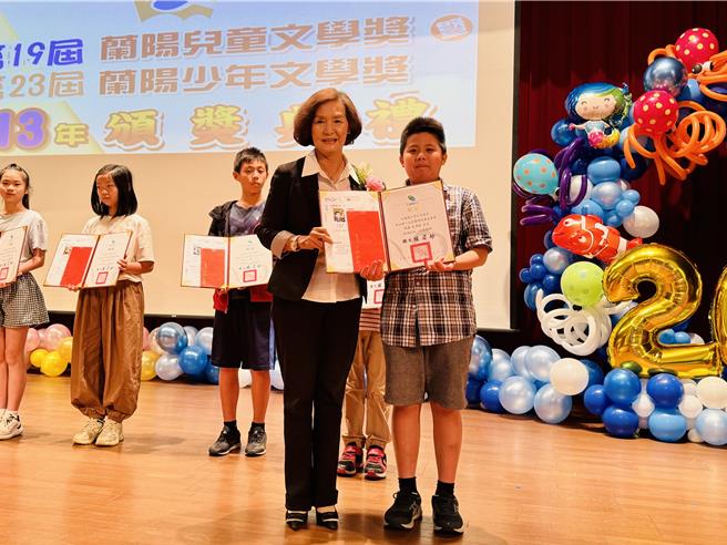 就讀宜蘭縣大隱國小的莊喆安（右）獲得第十九屆蘭陽兒童文學獎故事類的佳作，縣長林姿妙（左）頒獎給與肯定。（吳佩蓉攝）